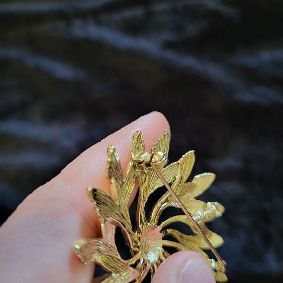 Gold plated flower brooch  - Picture 4 of 5